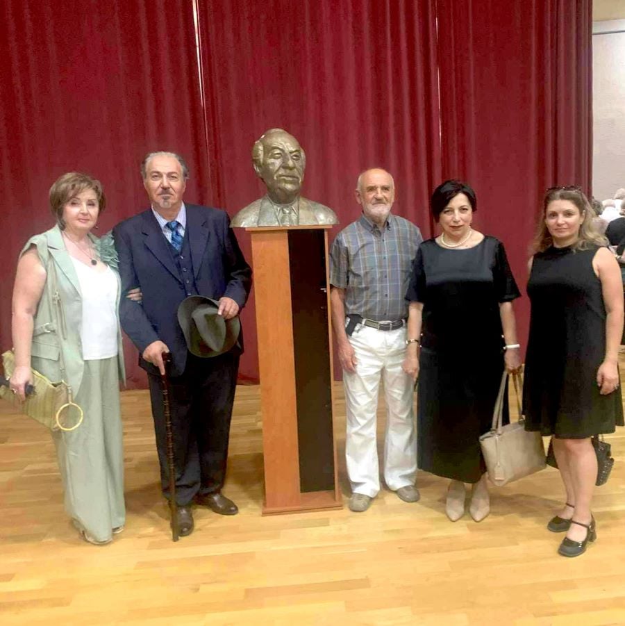 Ֆրանսաբնակ հայազգի օպերային երգիչ Ադամ Բարրոյի նվերը Վարպետի անունը կրող գրադարանին