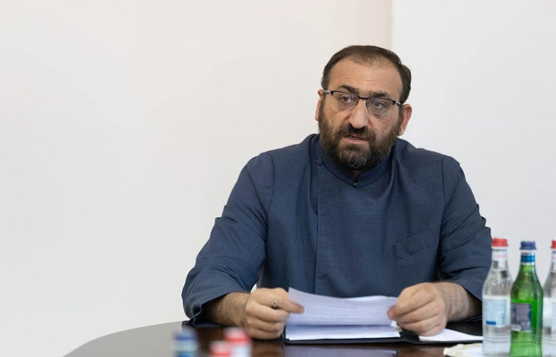 Բարձր հոգևորական դասը պահանջում է «սառեցնել» Արշակ Խաչատրյանի ծառայությունը եկեղեցում. հրապարակվել է դիմում