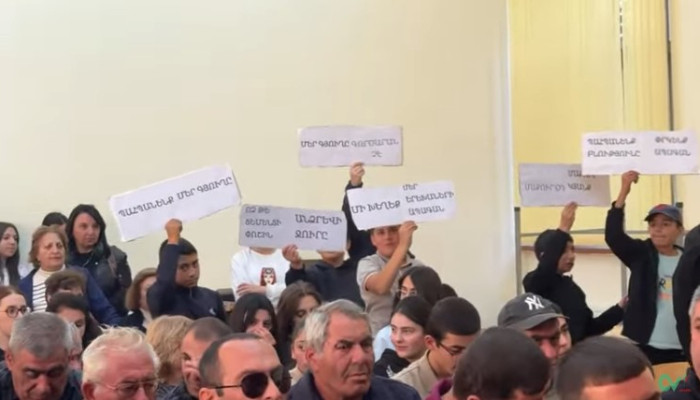  «Մեր գյուղը գործարան չէ». Երնջատափի դպրոցականները պաստառներով են եկել հանրային լսման 