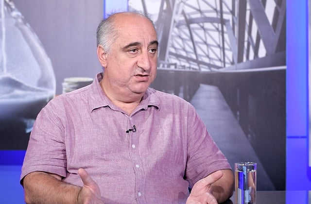 «10-ից ավելի դասագրքերի պակաս է լինելու. եթե նորմալ բան չեն սովորել, ի՞նչն են քննարկում, հորինո՞ւմ են իրենցից, ի՞նչ են անում». Սերոբ Խաչատրյան