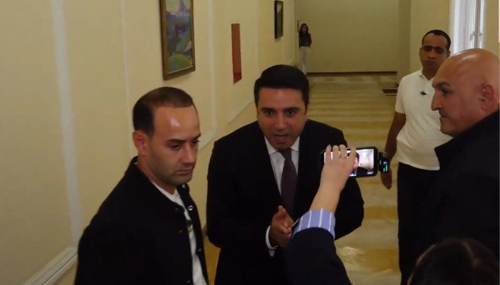  «Սո՛ւս մնա, քո հարցերին չեմ պատասխանելու»․ Ալեն Սիմոնյանը՝ Անի Գևորգյանին 